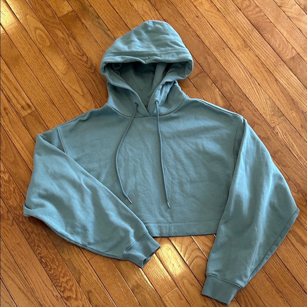 ALO Yoga Bae Cropped Hoodie in Seagrass - Picture 3 of 8